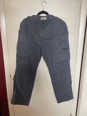 Wrangler Gray Cargo Pants with Multiple Utility Pockets. 36x30. Good condition